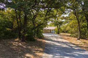 211 Oak Ct, Springtown, TX 76082 - Photo 5