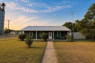 702 Main St, Windom, TX 75492 - Photo 3