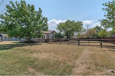 700 Elm Street, Sanger, TX 76266 - Photo 3