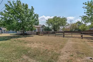 700 Elm St, Sanger, TX 76266 - Photo 3