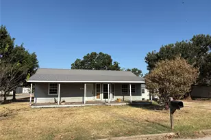 412 10th St, Nocona, TX 76255 - Photo 1