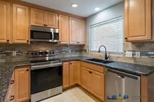 565 Hunters Glen St, Lewisville, TX 75067 - Photo 9