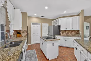 9803 Hickory Hollow Ln, Irving, TX 75063 - Photo 3