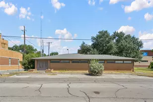 301 E Broadway St, Gainesville, TX 76240 - Photo 1