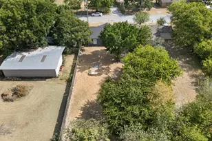 805 Adkins St, Bowie, TX 76230 - Photo 7