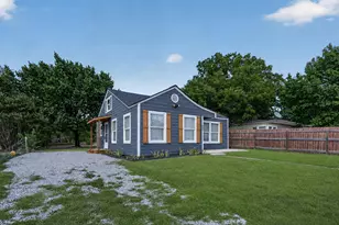 805 Adkins St, Bowie, TX 76230 - Photo 5