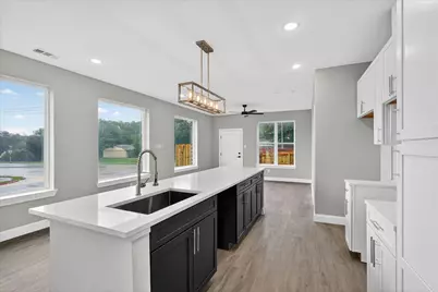 806 Premier, Grand Prairie, TX 75051 - Photo 3