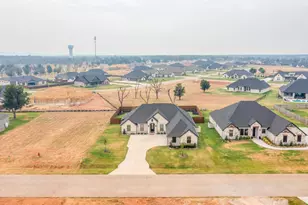 2172 Middlewood Cir, Granbury, TX 76049 - Photo 3
