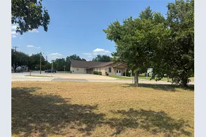 907 Buck Street, Gainesville, TX 76240 - Photo 9