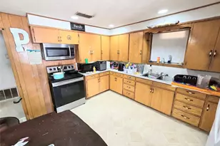309 Decatur St, Bowie, TX 76230 - Photo 5