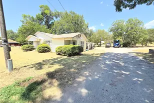 309 Decatur St, Bowie, TX 76230 - Photo 17