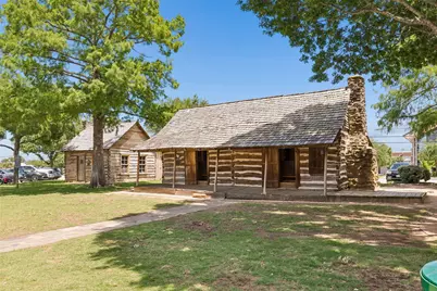 809 E Wall Street, Grapevine, TX 76051 - Photo 21