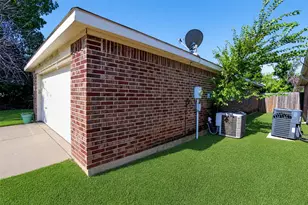 2752 Maegen Cir, Fort Worth, TX 76112 - Photo 5