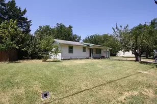 306 S Austin St, Wolfe City, TX 75496 - Photo 3