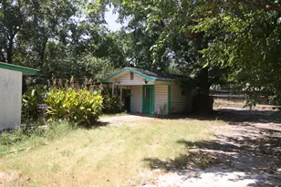 306 S Austin St, Wolfe City, TX 75496 - Photo 5