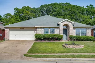 1013 Hidden Lake Dr, Burleson, TX 76028 - Photo 1