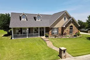 1602 Jefferson St, Bowie, TX 76230 - Photo 1
