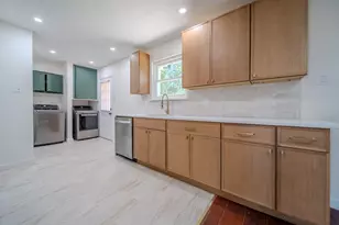 2901 Maple Dr, Garland, TX 75042 - Photo 9