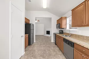 1039 Caliente Dr, Grand Prairie, TX 75051 - Photo 9