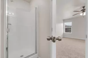 1039 Caliente Dr, Grand Prairie, TX 75051 - Photo 13