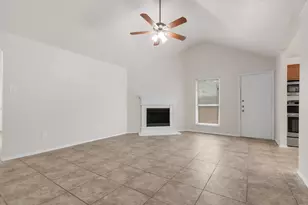 1039 Caliente Dr, Grand Prairie, TX 75051 - Photo 5