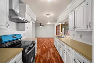 2801 Clover Valley Dr, Garland, TX 75043 - Photo 5
