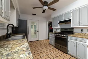 300 Broadway St, Whitesboro, TX 76273 - Photo 9