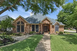 1613 Green Tree Dr, Hurst, TX 76054 - Photo 1