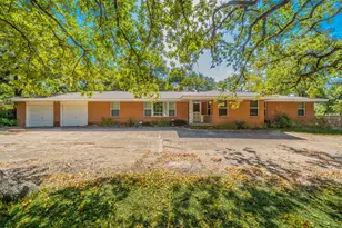 2314 Ingleside Dr, Grand Prairie, TX 75050 - Photo 1