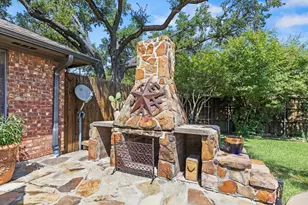 1946 Oakbluff Dr, Carrollton, TX 75007 - Photo 5