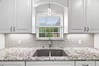 300 Parkwood Place, Lewisville, TX 75067 - Photo 5