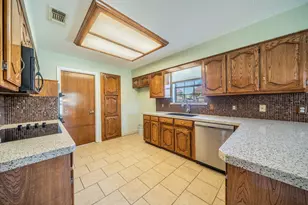 529 Winston St, Grand Prairie, TX 75052 - Photo 5