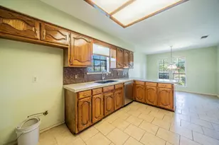 529 Winston St, Grand Prairie, TX 75052 - Photo 7