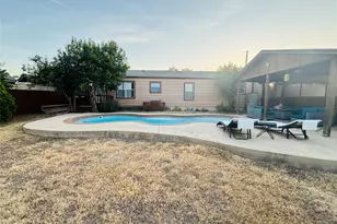 110 N Love Ave, Florence, TX 76527 - Photo 3