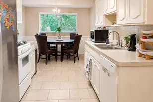 3122 Lark Ln, Irving, TX 75062 - Photo 3