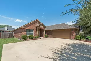5836 Sunny Meadow Ln, Grand Prairie, TX 75052 - Photo 5
