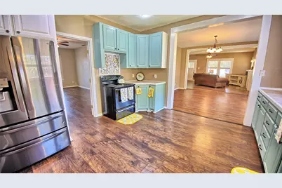 301 W Howell Street, Saint Jo, TX 76265 - Photo 3