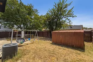 1309 Glenwood St, Grand Prairie, TX 75052 - Photo 25