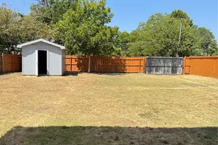 911 English St, Irving, TX 75061 - Photo 9