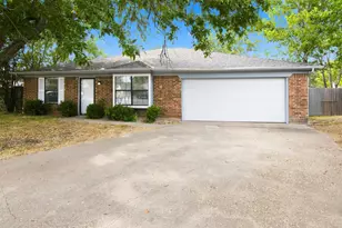 6400 Twin Spruce Ct, Arlington, TX 76018 - Photo 3