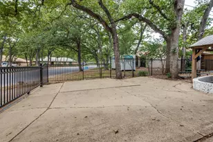 1801 Green Oaks Dr, Irving, TX 75061 - Photo 31