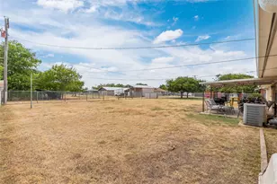 1607 Earl St, Goldthwaite, TX 76844 - Photo 21
