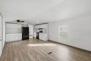 904 Flamingo Rd, Granbury, TX 76049 - Photo 5