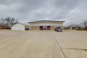 517 E Broadway St, Gainesville, TX 76240 - Photo 1