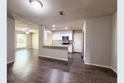 330 E Coral Way, Grand Prairie, TX 75051 - Photo 3