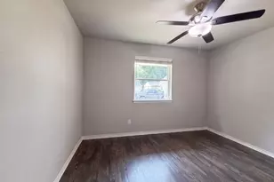 330 E Coral Way, Grand Prairie, TX 75051 - Photo 11