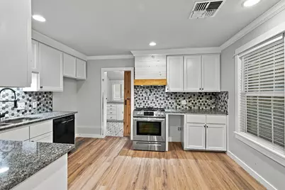 203 N Pendell Avenue, Cleburne, TX 76033 - Photo 9