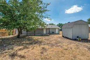 821 E Glendale St, Crowley, TX 76036 - Photo 25