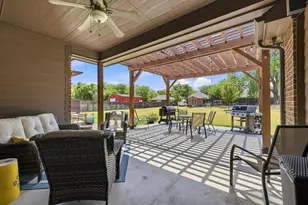 603 E Burks St, Pilot Point, TX 76258 - Photo 29