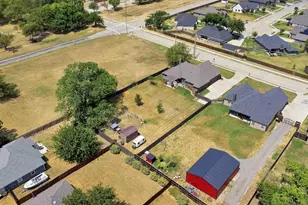 603 E Burks St, Pilot Point, TX 76258 - Photo 35